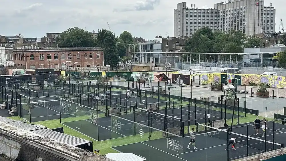 Tillfälliga padelbanor byggda på en öppen plats: padel i Gävle med Padelpoolen
