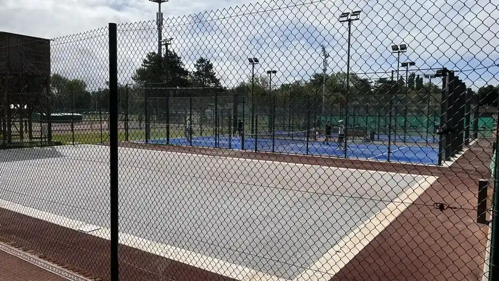 Padel courts at a tennis club on a sunny day: padel in Botkyrka with Padelpoolen