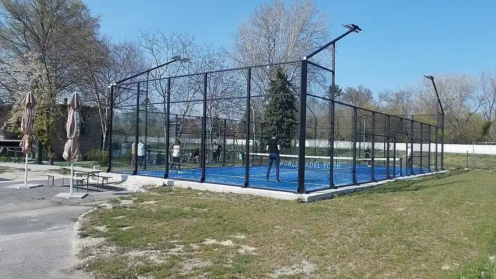 Padelbana i grönska med staket och glas: padel i Härnösand med Padelpoolen